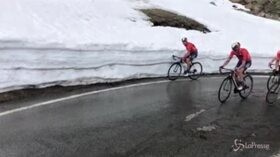 Giro d’Italia, Agnoli fa a palle di neve salendo al Lago Serrù