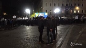 Di Maio parla dal palco del M5S, la piazza non si riempie