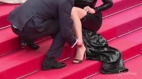 Cannes, piccolo imprevisto sul red carpet per Virgine Efira
