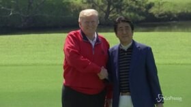 Trump, partita a golf con Shinzo Abe