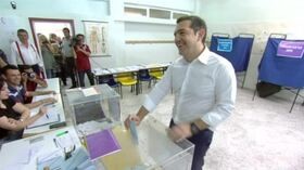 Elezioni Ue, Tsipras va a votare in maniche di camicia