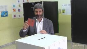 Europee, Roberto Fico vota a Napoli