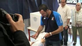 Salvini vota per le Europee, la nonnina gli dà la sua scheda da imbucare: “No signora, ho già i miei problemi”