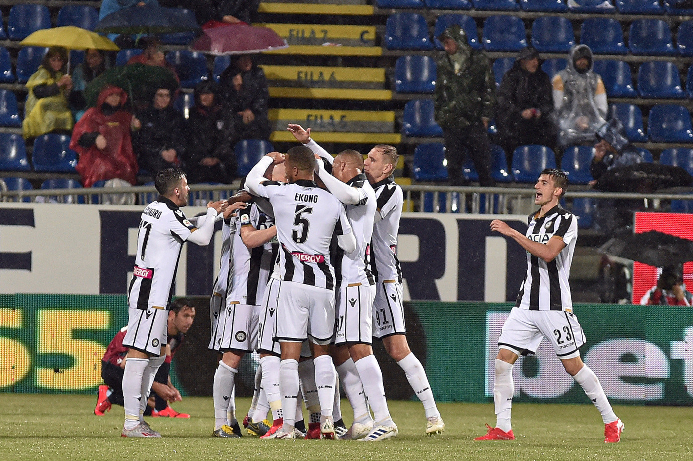 Serie A, Udinese espugna Cagliari in rimonta: alla fine è festa per tutti