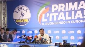 Europee, Salvini bacia il rosario e ringrazia Maria