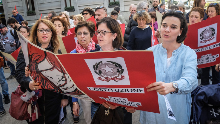 Presidio di solidarietà per la prof sospesa
