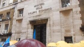 Mercatone Uno, i lavoratori protestano davanti al Mise