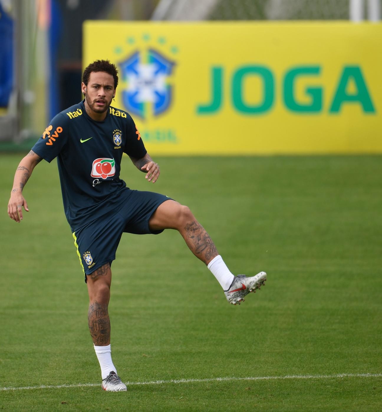 Brasile, Neymar sanzionato per la manata al tifoso: la fascia di capitano passa a Dani Alves