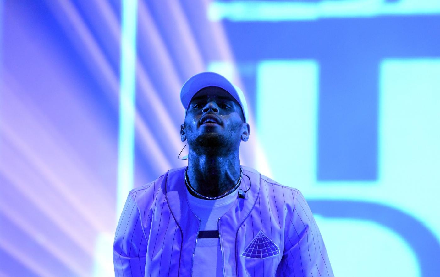 Chris Brown accusato di stupro: il rapper non si presenta in tribunale