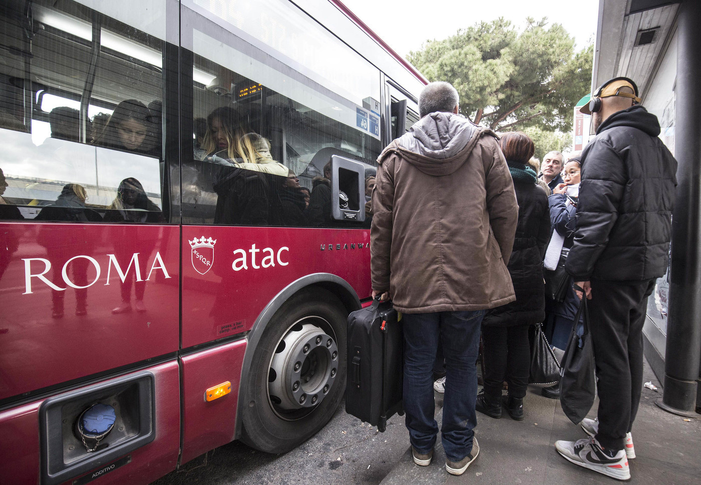 Roma, fumo su bus elettrico in via del Corso: era tornato in strada da due settimane