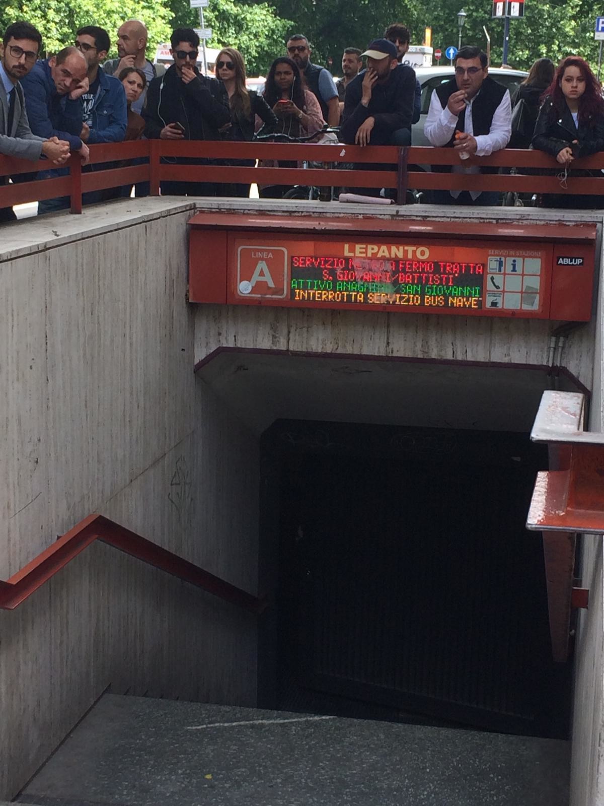 Roma, donna muore incastrata tra convoglio metro e banchina a Lepanto