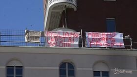 Torino: operai protestano sulla torre di piazza Castello