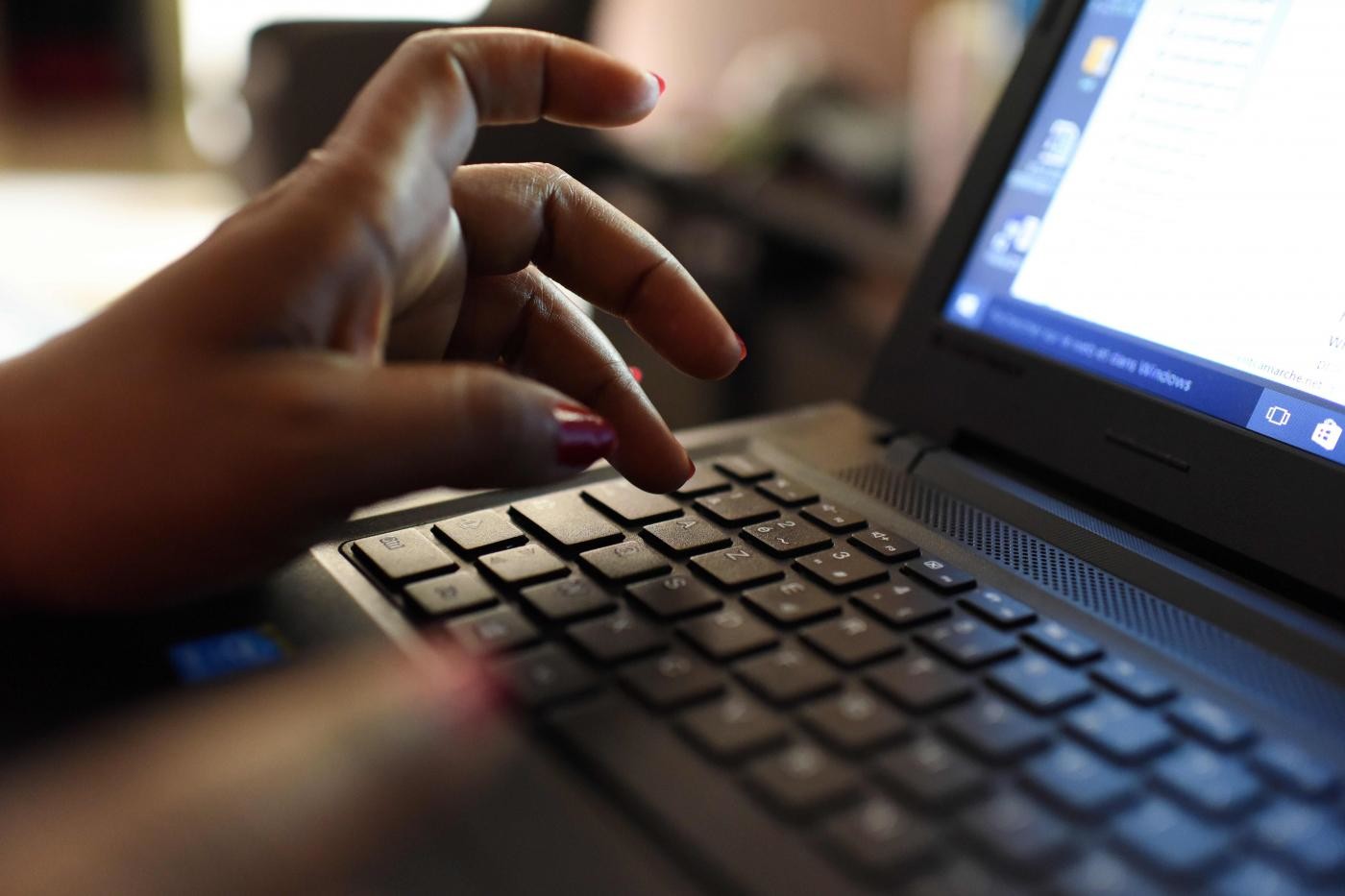 Cresce la paura degli italiani per fake news e odio in rete