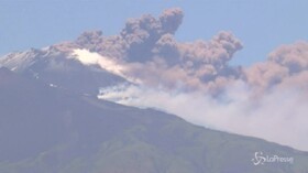 Nuova eruzione dell’Etna: le spettacolari immagini del vulcano