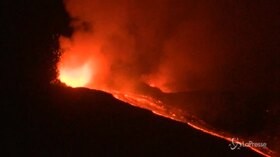 L’Etna torna a eruttare: le spettacolare immagini notturne