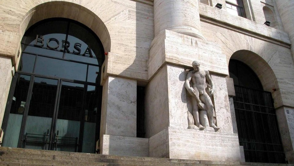 Borsa, spread vola fino a quota 294: titoli banche in negativo