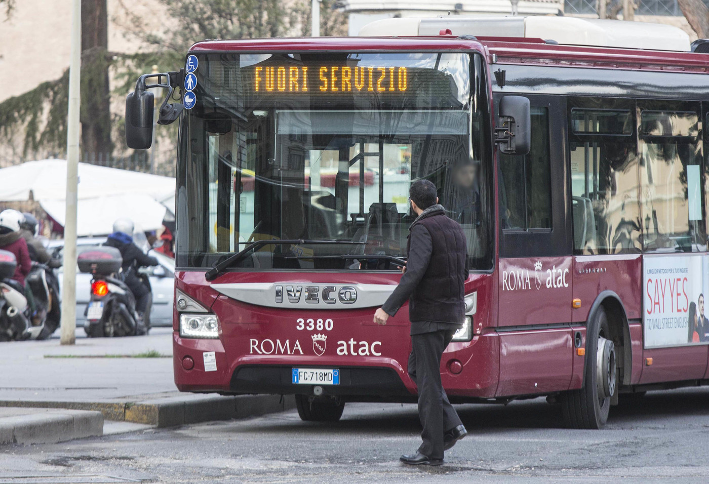 Roma, bus cerca di investire pedone: sospeso e denunciato l’autista