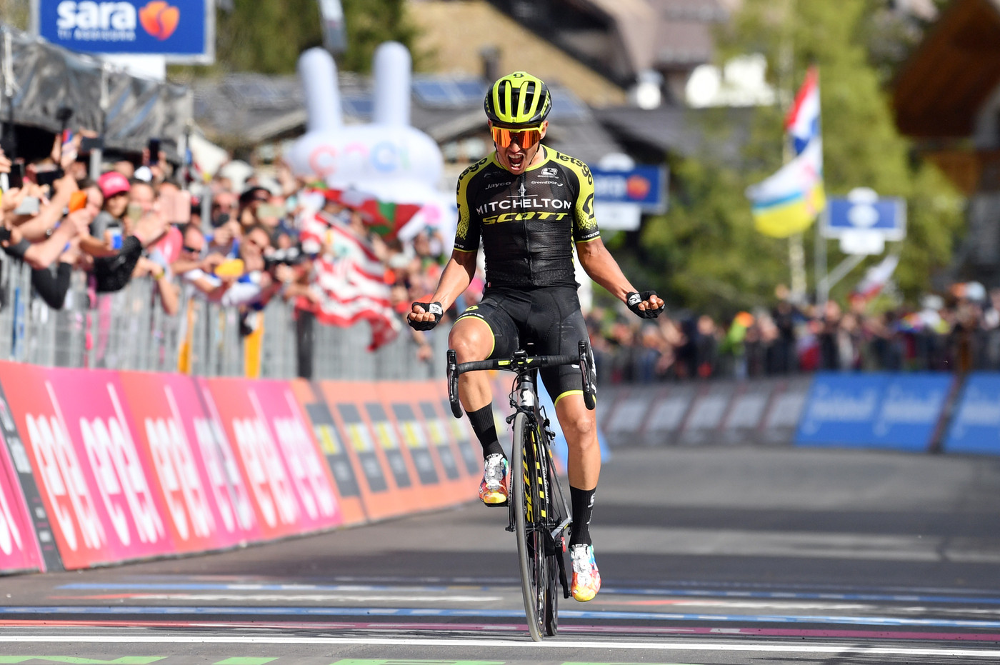 Giro d’Italia, a San Martino di Castrozza vince Chavez. Carapaz sempre in rosa