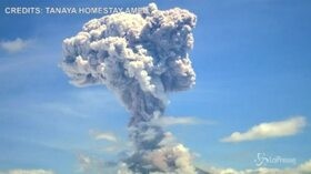 Bali, la spettacolare eruzione del vulcano Agung: fumo e cenere fino a 2mila metri