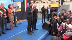 Pizza e rosario, i regali per Salvini ad Aversa