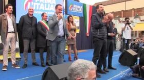 Salvini contestato ad Aversa: “Salutiamo i cinque comunisti che non potevano mancare”