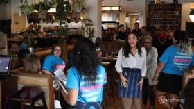 Usa, Ocasio Cortez barista per promuovere salari più alti alla categoria