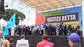 Roma, pensionati in corteo contro il governo: “Noi ridotti alla povertà”