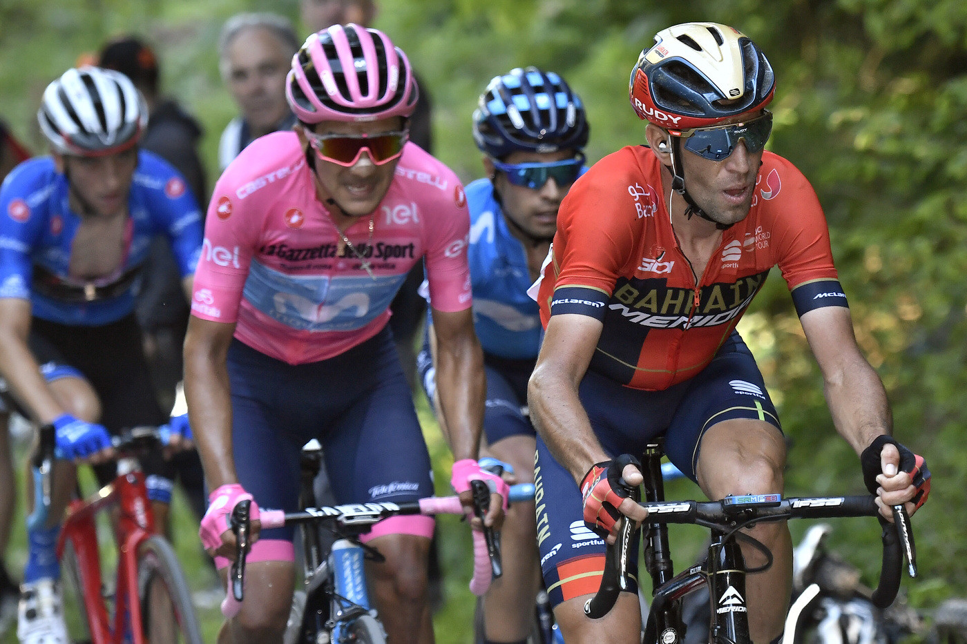 Giro d’Italia, il tappone va a Pello Bilbao. Carapaz, profumo di trionfo