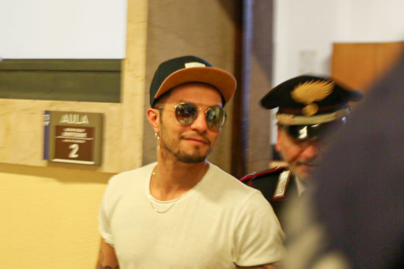 Marco Carta arrestato per furto aggravato: “Non sono stato io a rubare alla Rinascente”. Ma il giudice lo rinvia a giudizio