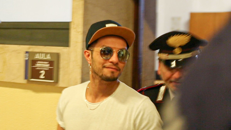 Marco Carta arrestato per furto aggravato: "Non sono stato io a rubare alla Rinascente". Ma il giudice lo rinvia a giudizio