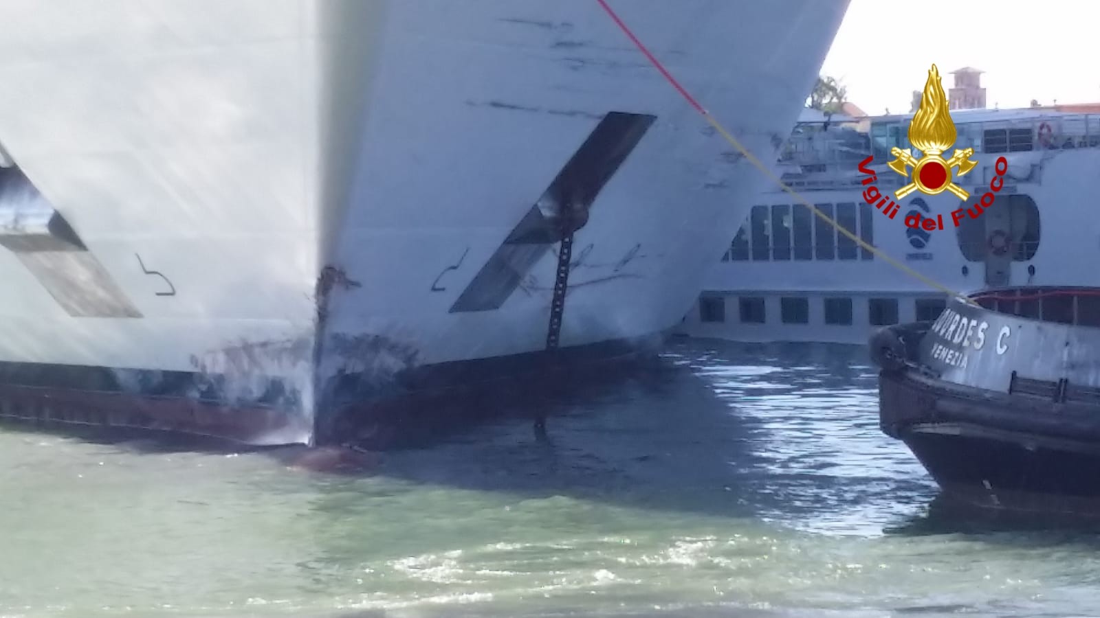 Venezia, nava da crociera va a sbattere contro una banchina a San Basilio: 5 feriti