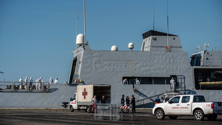 Migranti, sbarcati a Genova i 100 salvati dalla Marina: altri 70 arrivati in Puglia