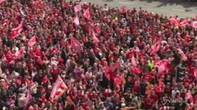 Liverpool, i tifosi aspettano il ritorno della squadra: è festa
