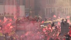 Liverpool si tinge di rosso: la festa per i campioni