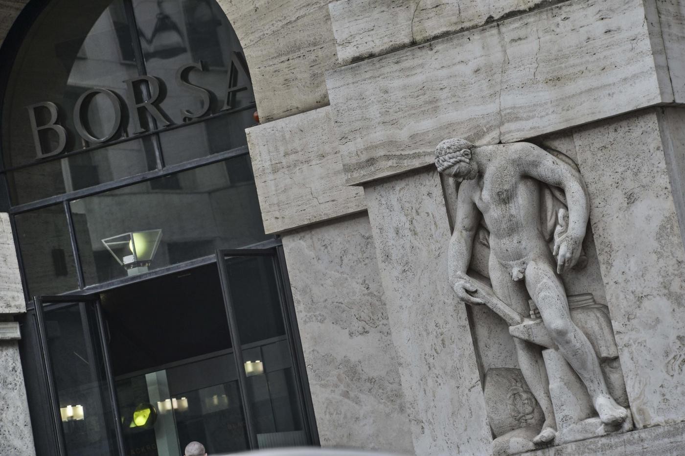 Borsa, spread Btp-Bund chiude in calo a 275 punti: rendimento 2,55%