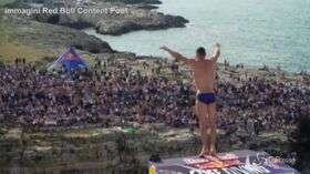 Tuffi spettacolari dalle scogliere di Polignano, in Puglia la 2019 Red Bull Cliff Diving World Series