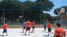 Roma, inaugurato playground nel parco Falcone e Borsellino: anche l’assessore gioca a basket
