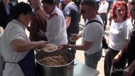 Whirlpool occupata a Napoli, arriva il pranzo per gli operai in protesta
