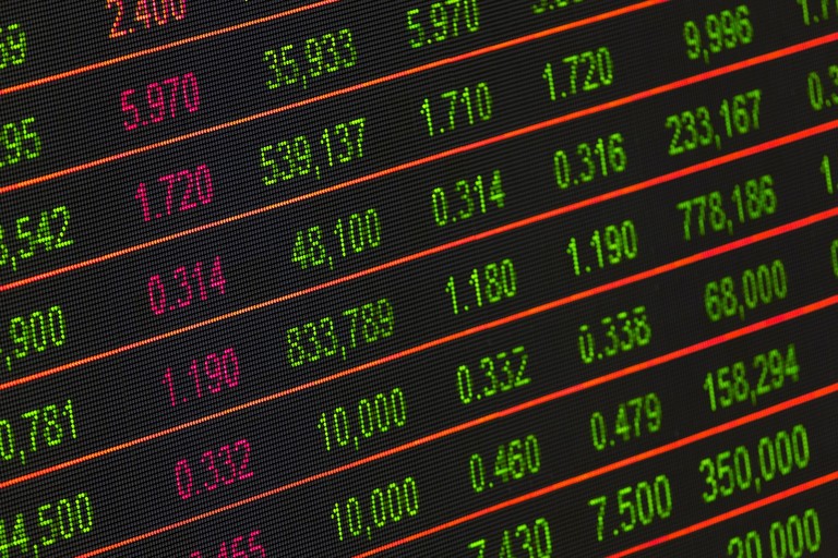 Borsa: Milano torna di slancio sopra i 20 mila punti, spread in calo