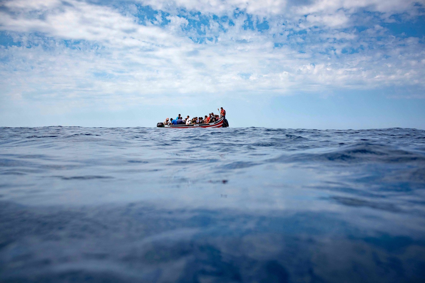 Migranti, Alarm Phone: “Barcone di legno con 50 persone in pericolo al largo della Libia”