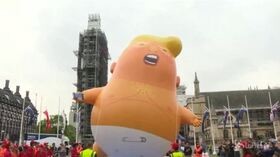 Londra, un fantoccio volante con la faccia di Trump
