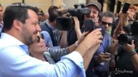 Castelfranco Emilia, Salvini fa i selfie con i fan