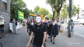 Torino, un corteo funebre per salvare la Terra
