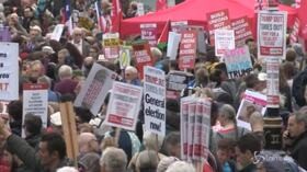 Trump a Londra vede May, in migliaia protestano