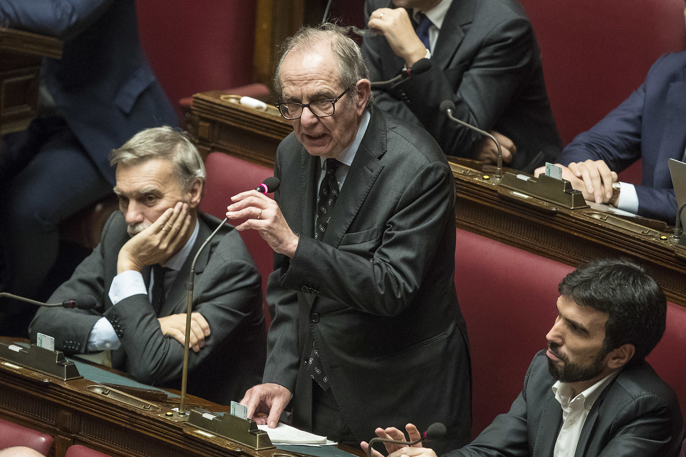 Padoan: “Dall’Ue via alla procedura di infrazione. Il governo non c’è, al voto al più presto”
