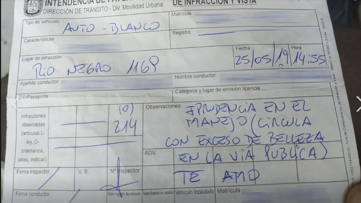 Uruguay, vigile multa una donna "per eccesso di bellezza"