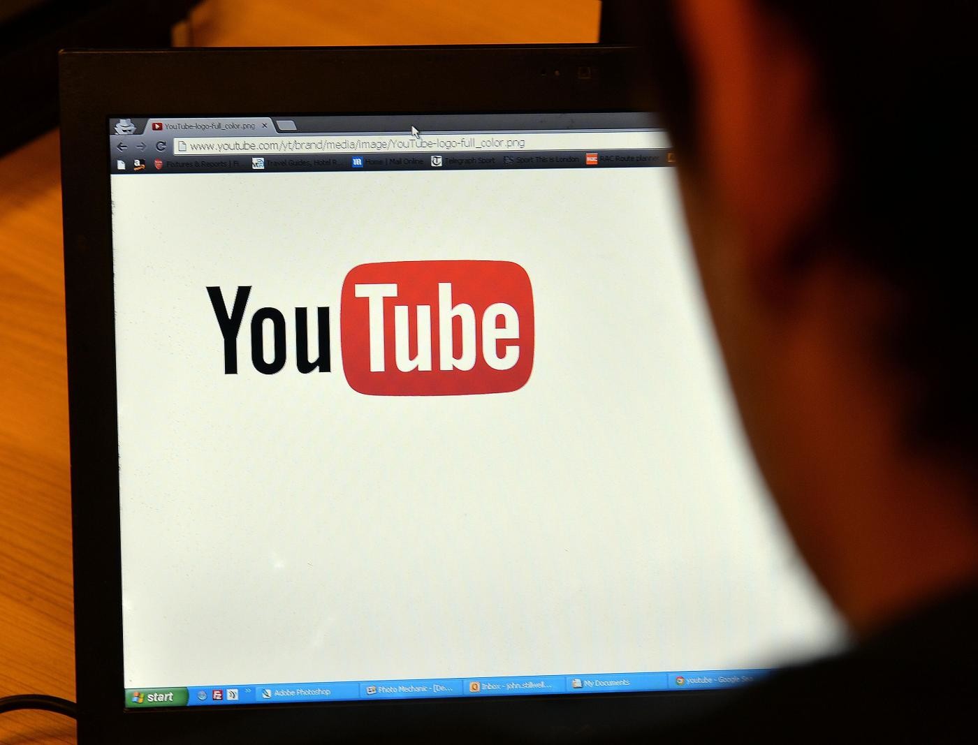 Youtube vieta video che promuovono razzismo e negano Olocausto
