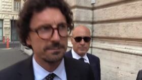 Toninelli: “Il mio posto a rischio? Delle poltrone me ne frego altamente”