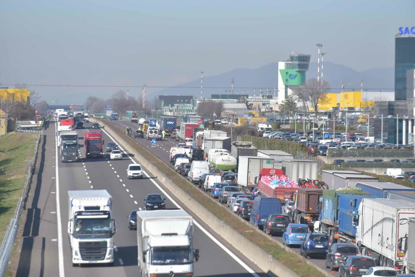 Modena, maxi incidente sull’A1: tre morti e due feriti. Quasi 15 km di coda verso Bologna