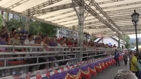Musica e colori tra i grattacieli di Hong Kong alla tradizionale corsa delle canoe